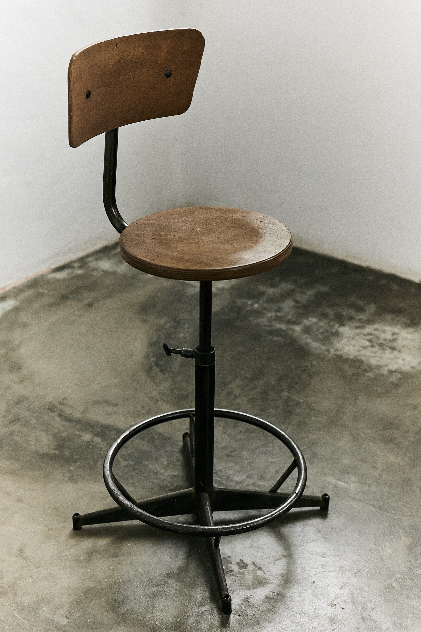 Taburete Industrial Altura Regulable con Respaldo, Francia Principios S. XX
